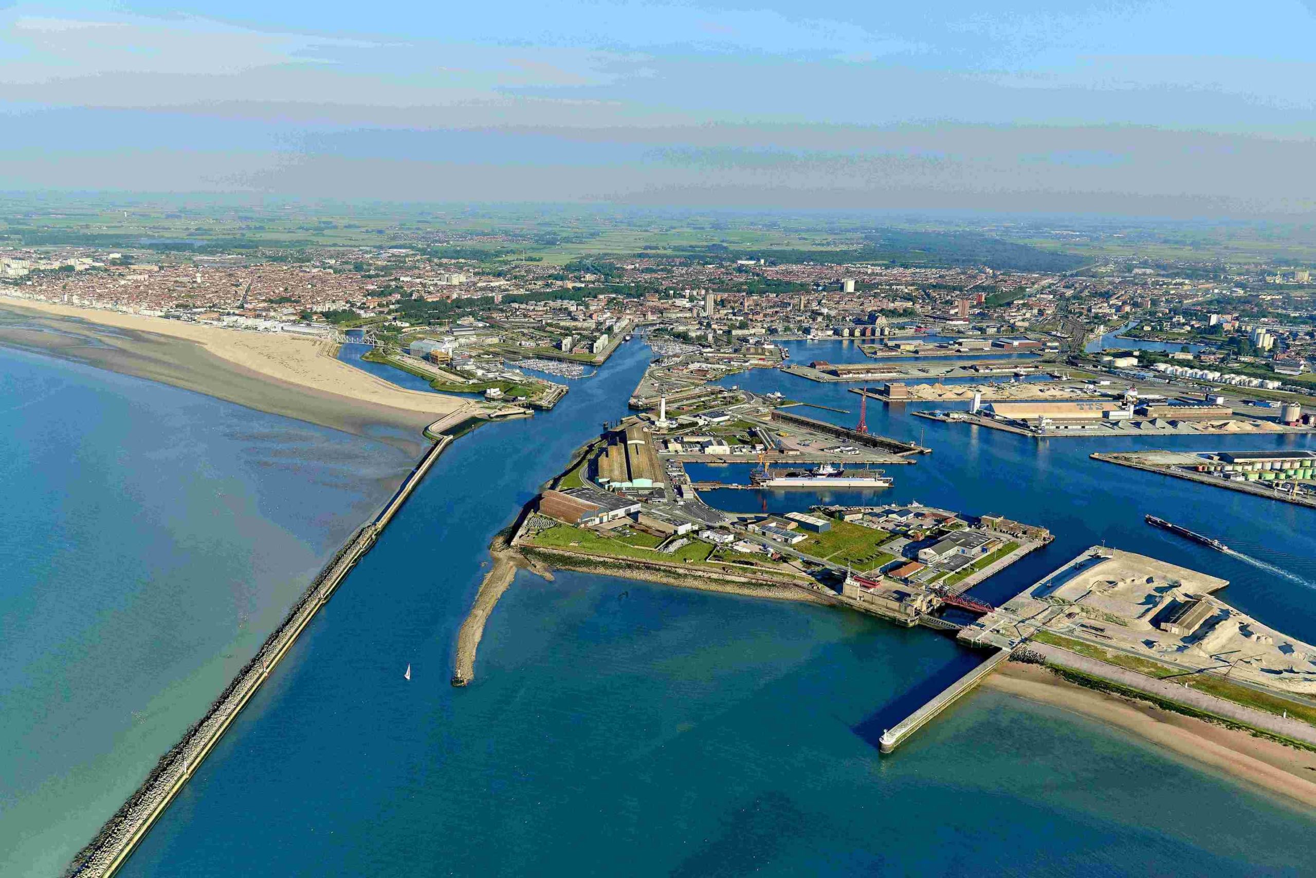 Vue aérienne chenal d'entrée du port de Dunkerque