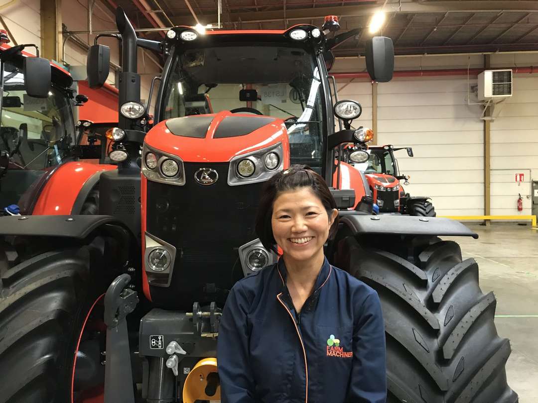 Kazumi devant tracteur Kubota