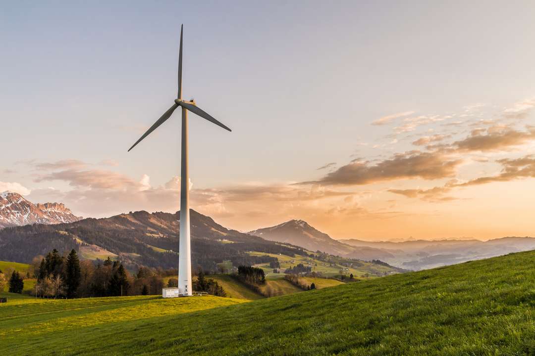 Paysage avec eolienne decarbonation 