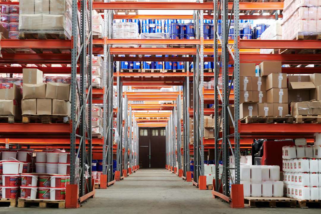 What are the advantages of a customs warehouse for your business ?