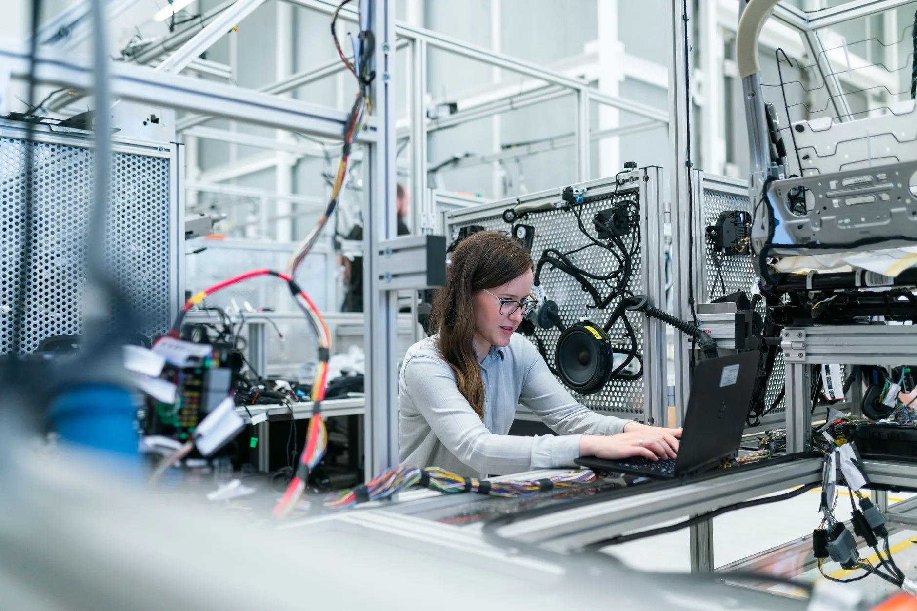 jeune fille en train de programmer un robot