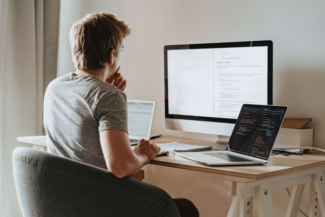 jeune homme teletravail