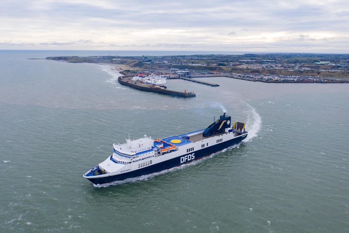 bateau roro sortant du port de dunkerque