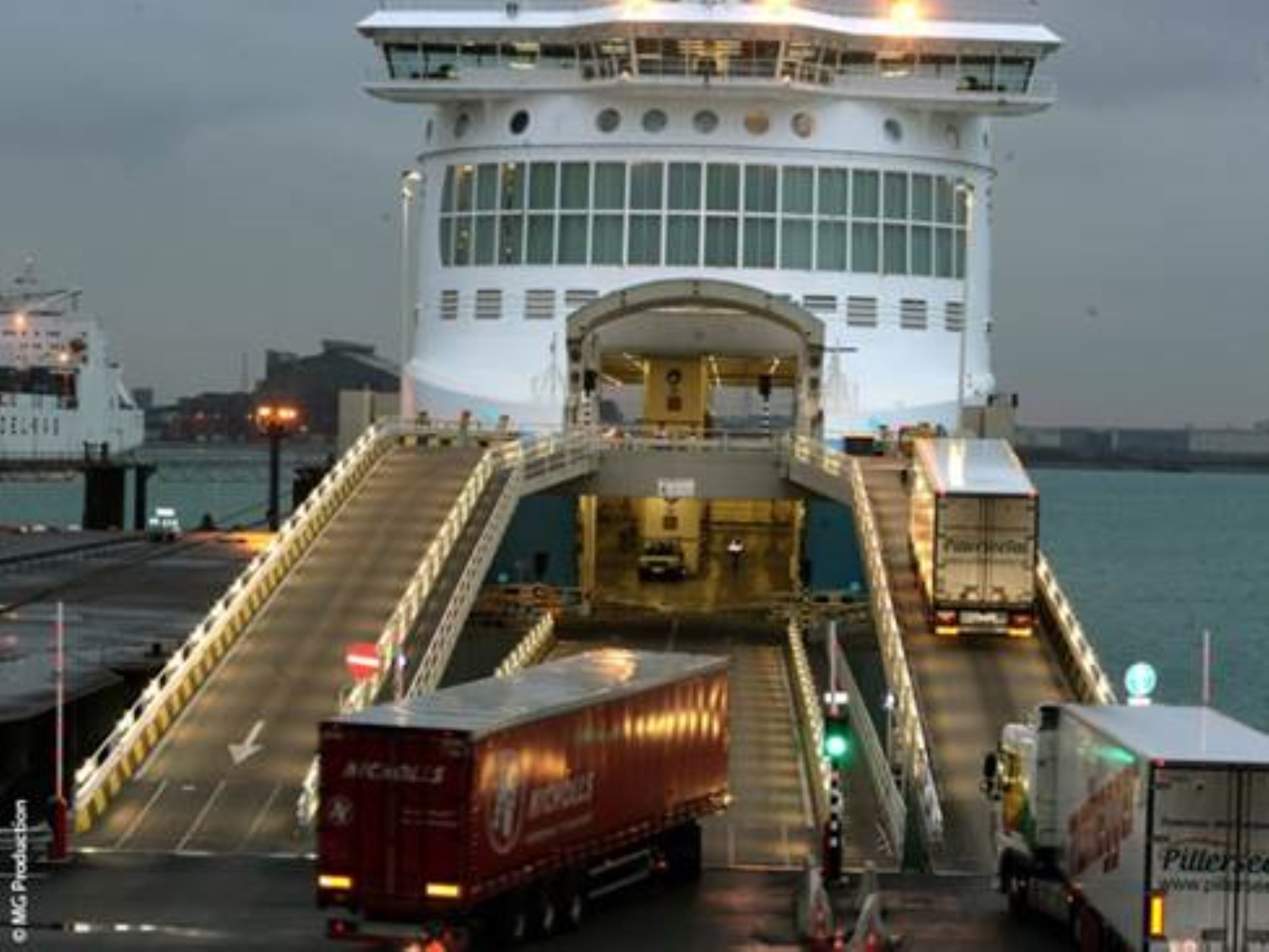 camions sur rampe roro dunkerque