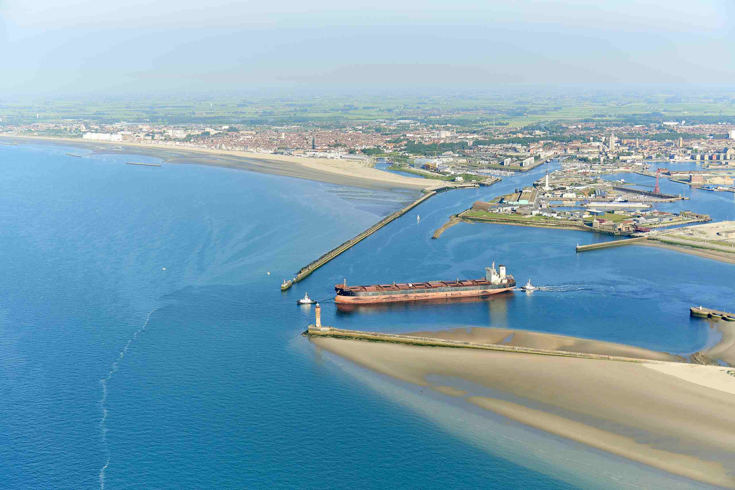 ENTREE DU PORT EST DE DUNKERQUE AVEC VRAQUIER