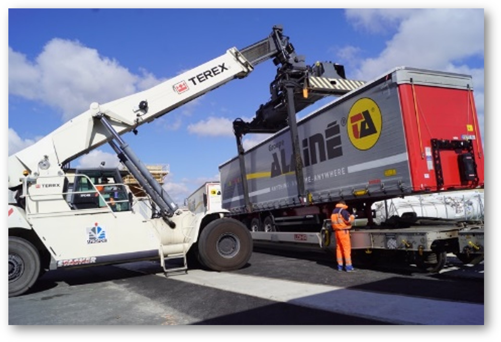 grue qui dépose un conteneur sur un train