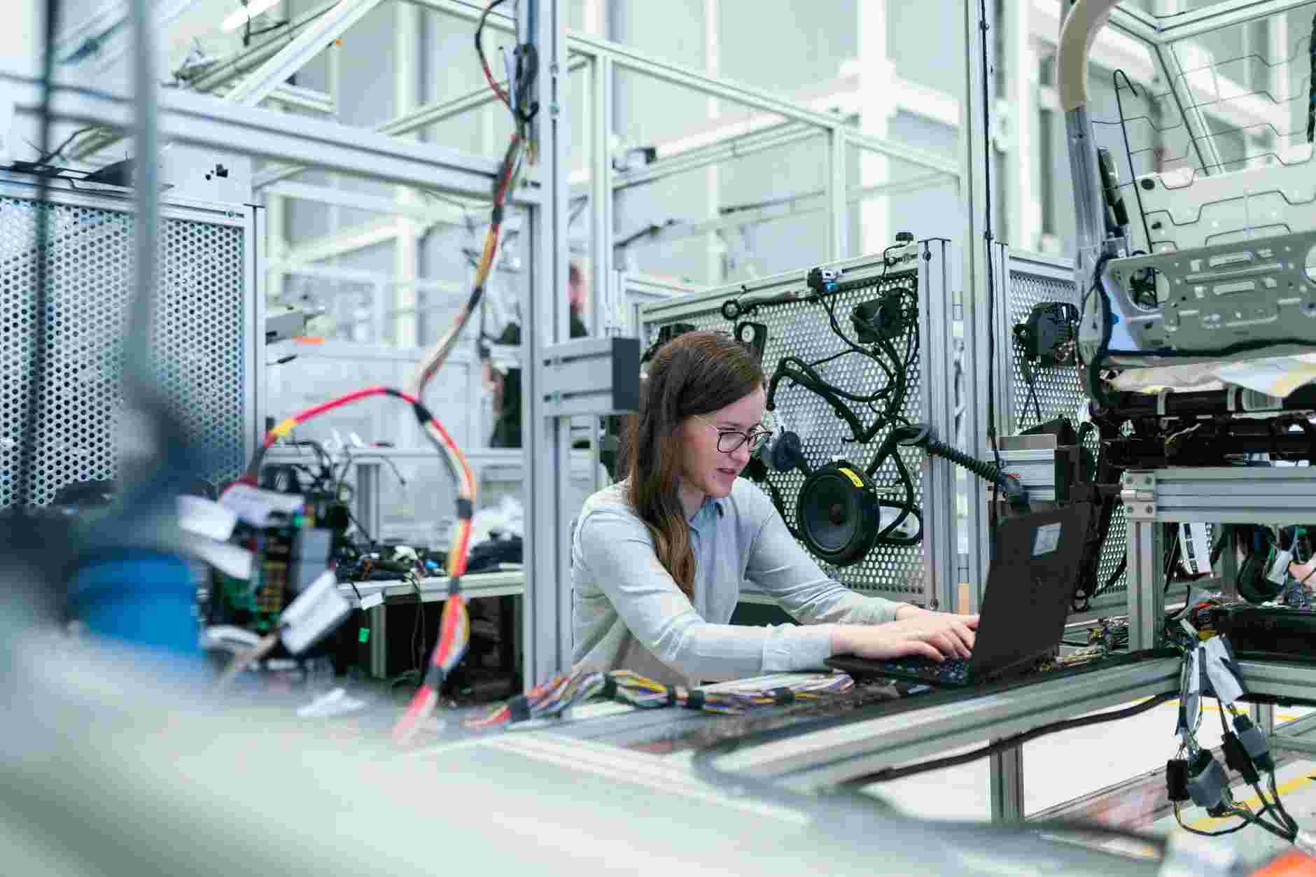 femme sur un ecran dans l'industrie