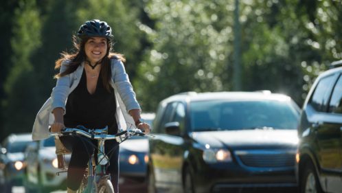 jeune femme à vélo en ville