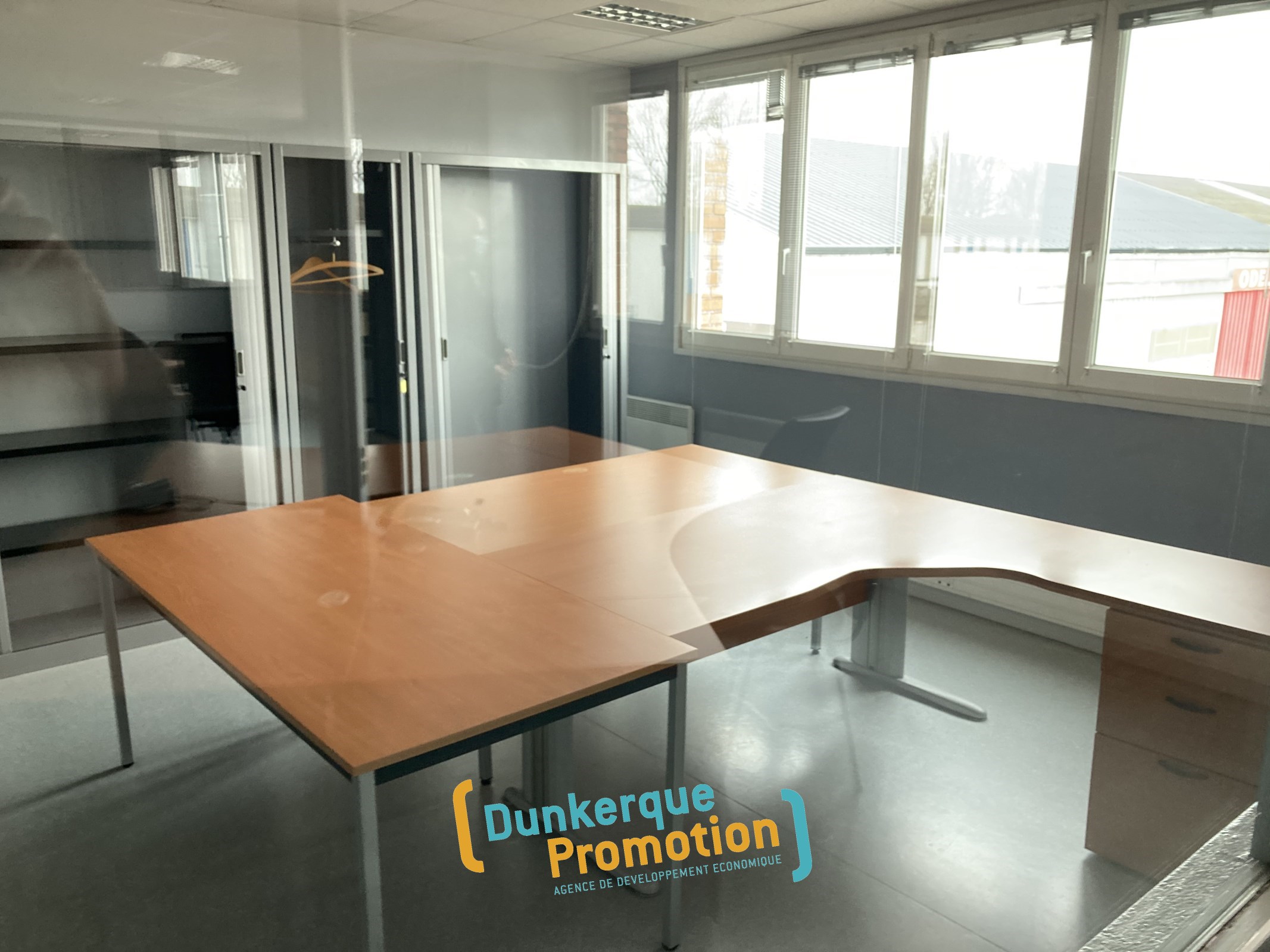 Espace de bureaux en zone industrielle