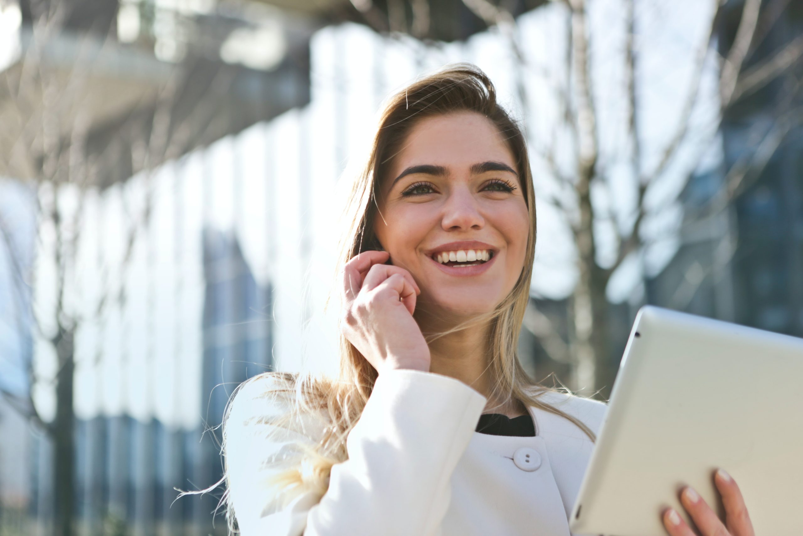 jeune femme blonde au téléphone