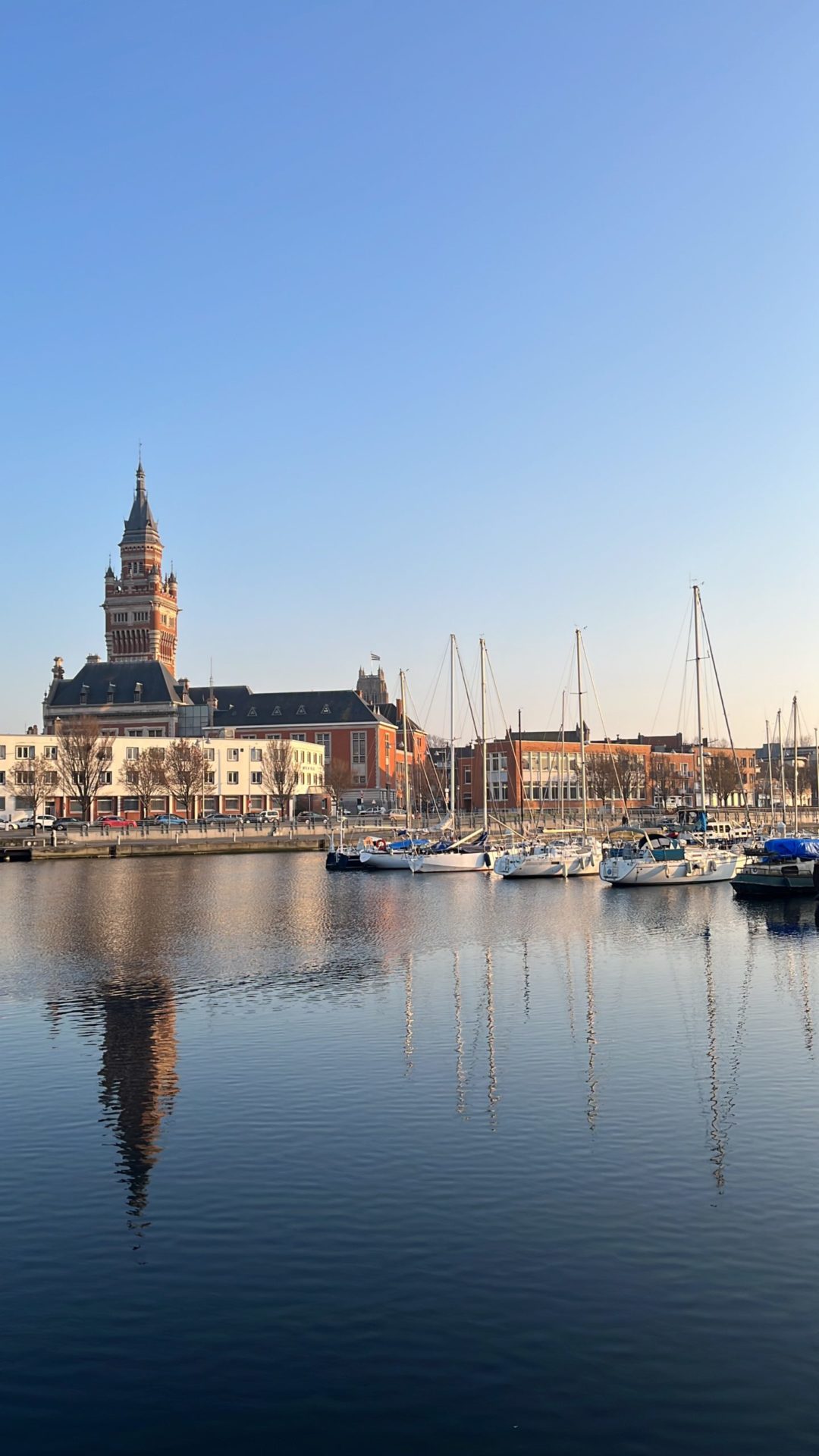 vue sur le port et l'hôtel de ville de Dunkerque