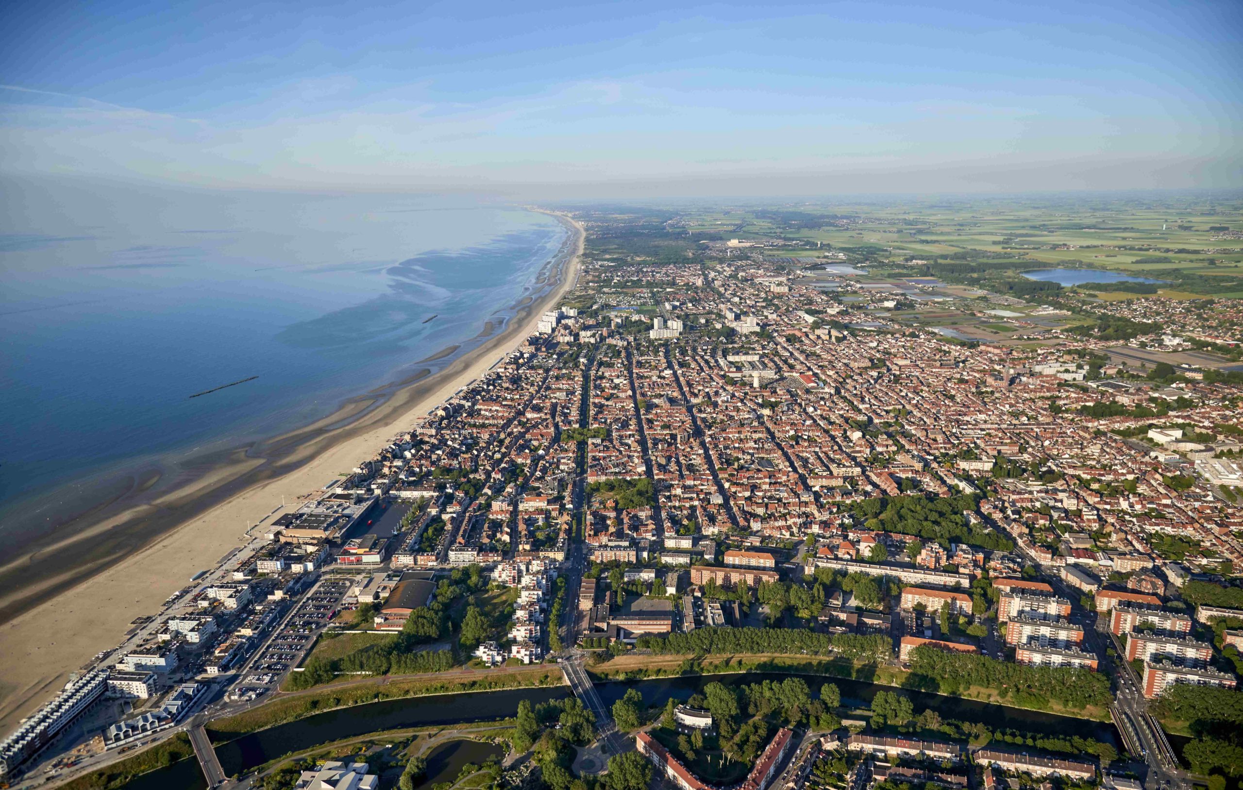 Aérienne large plage de dunkerque et ville