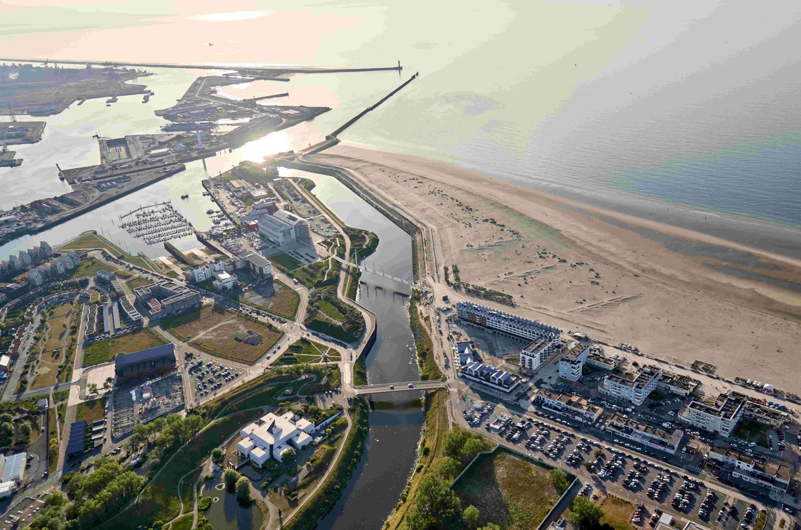 Aérienne plage port de plaisance dunkerque passerelle grand large