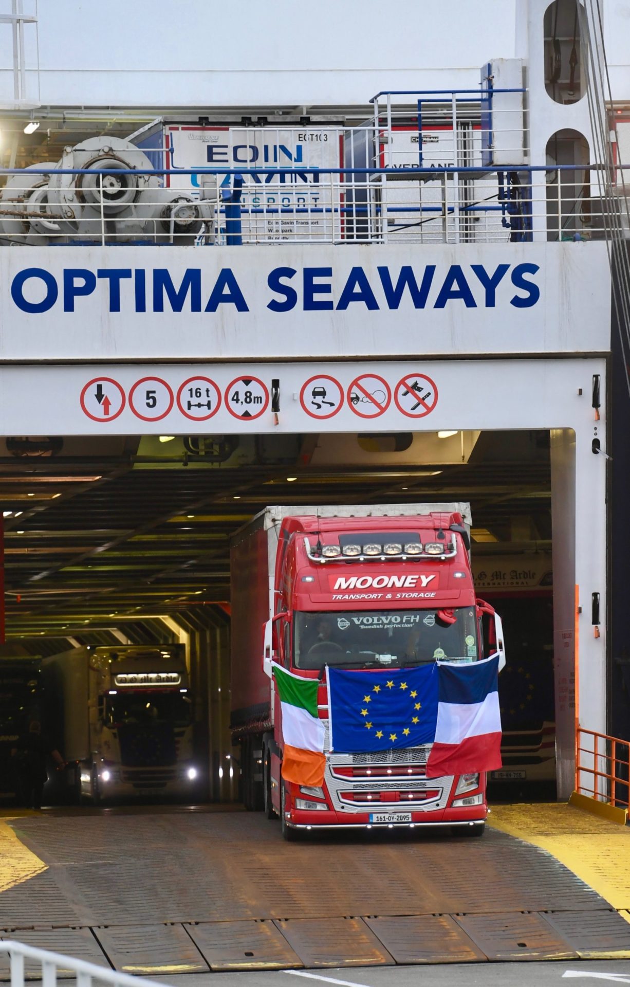 camion sortant d'un navire roulier au port de dunkerque