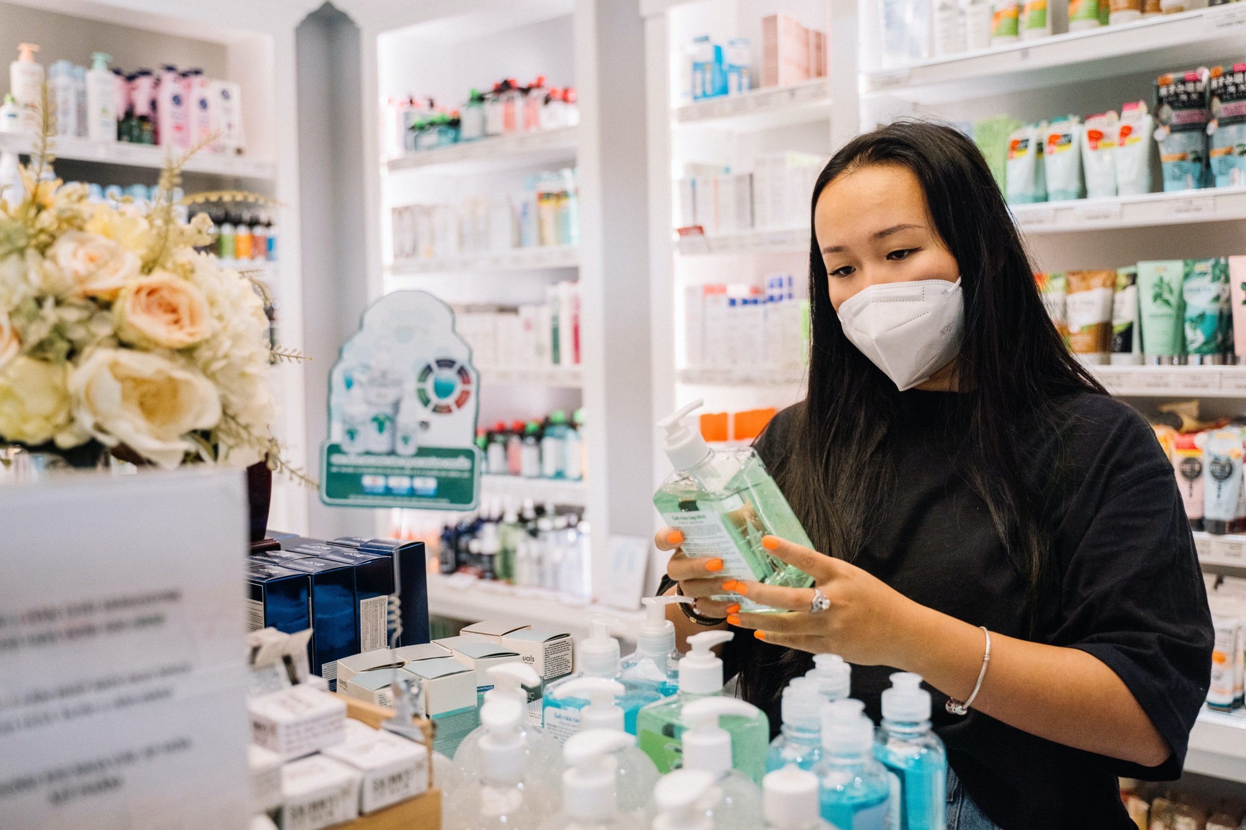 Etudiante en pharmacie manipulant des médicaments