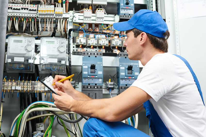 électricien en bleu de travail