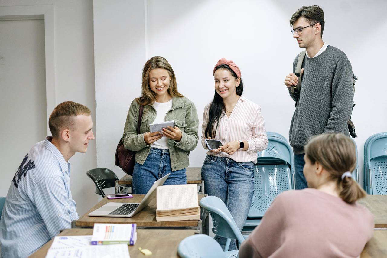 des étudiants qui révisent