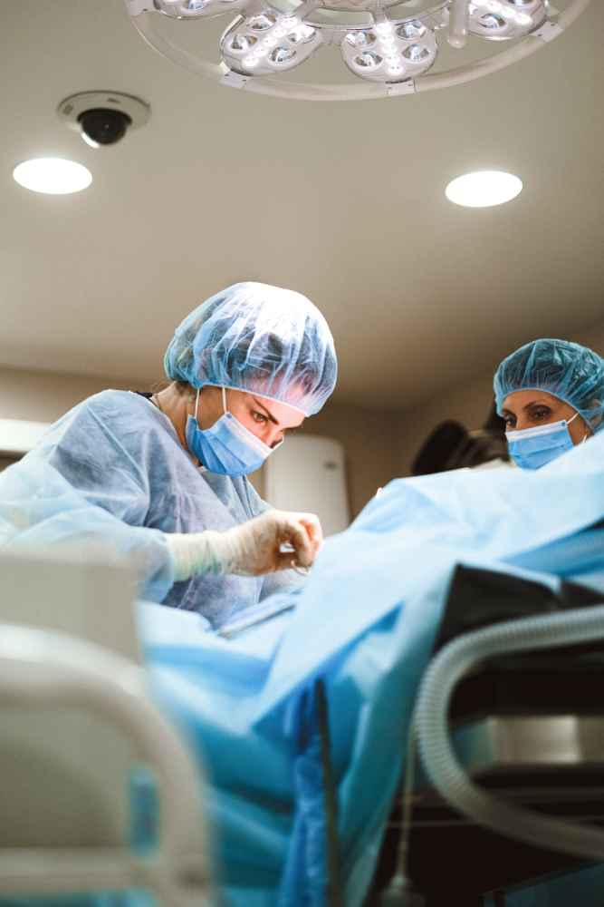 chirurgienne en train d'opérer un patient