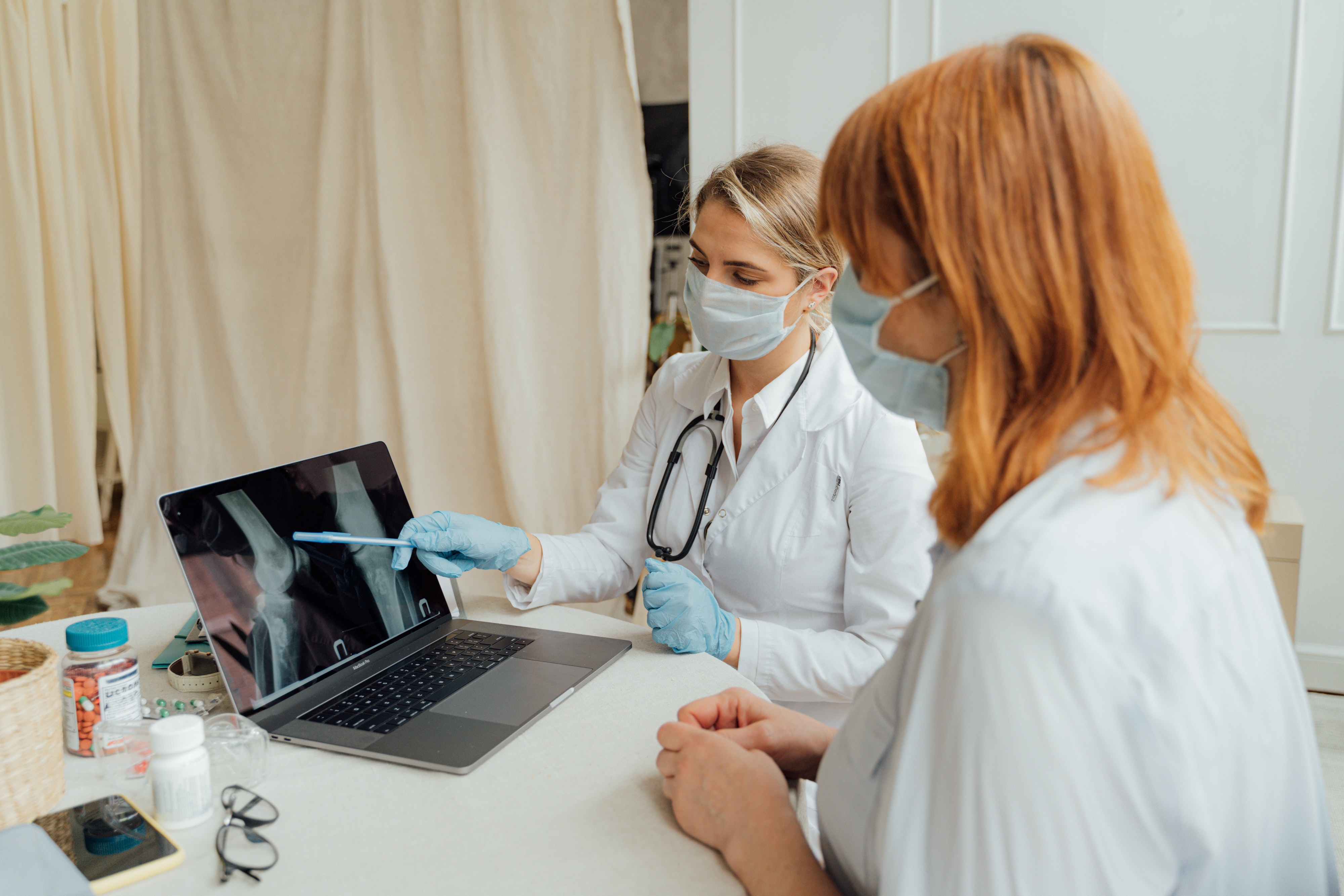 deux femmes médecins analysent une radio