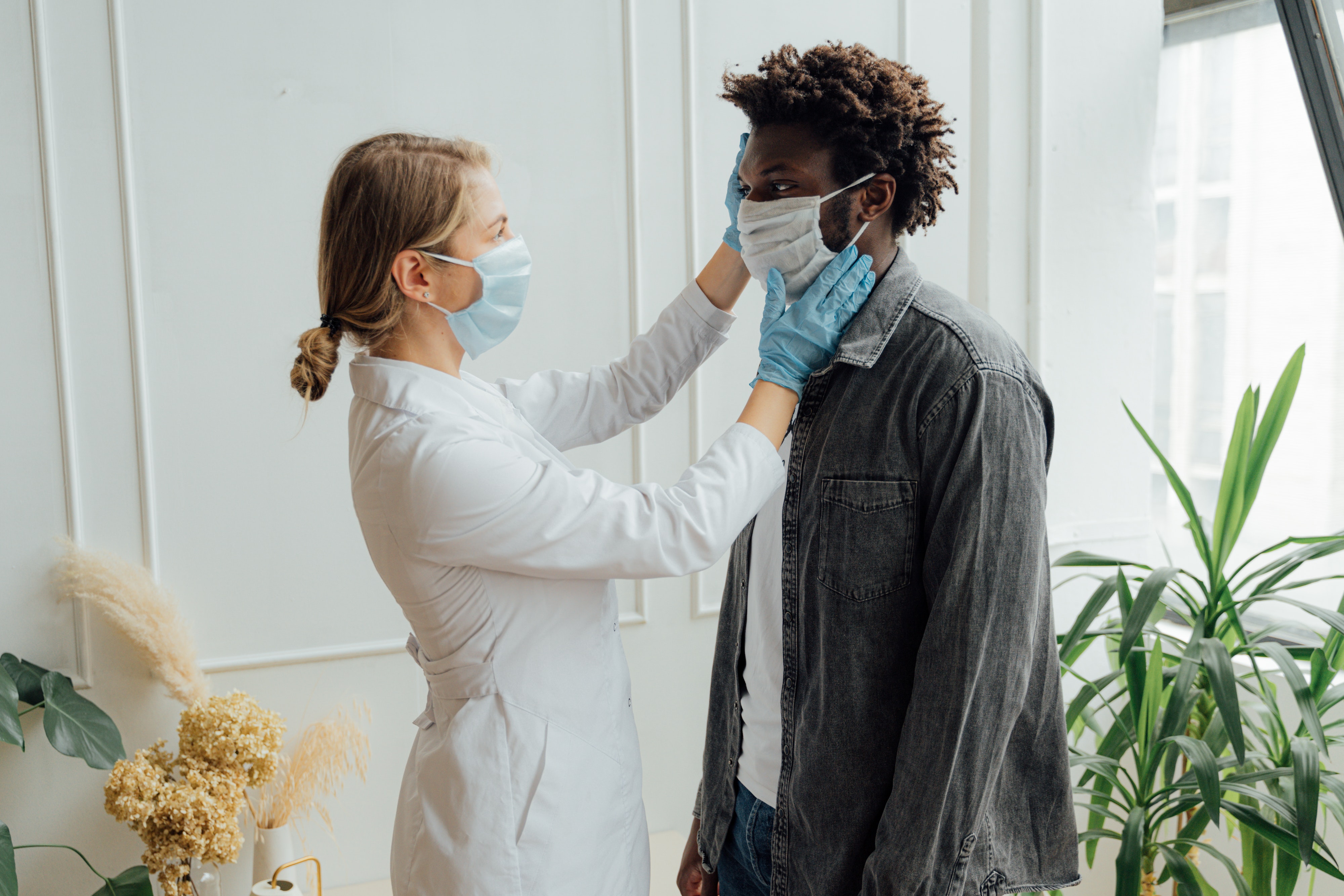 un médecin examine un patient