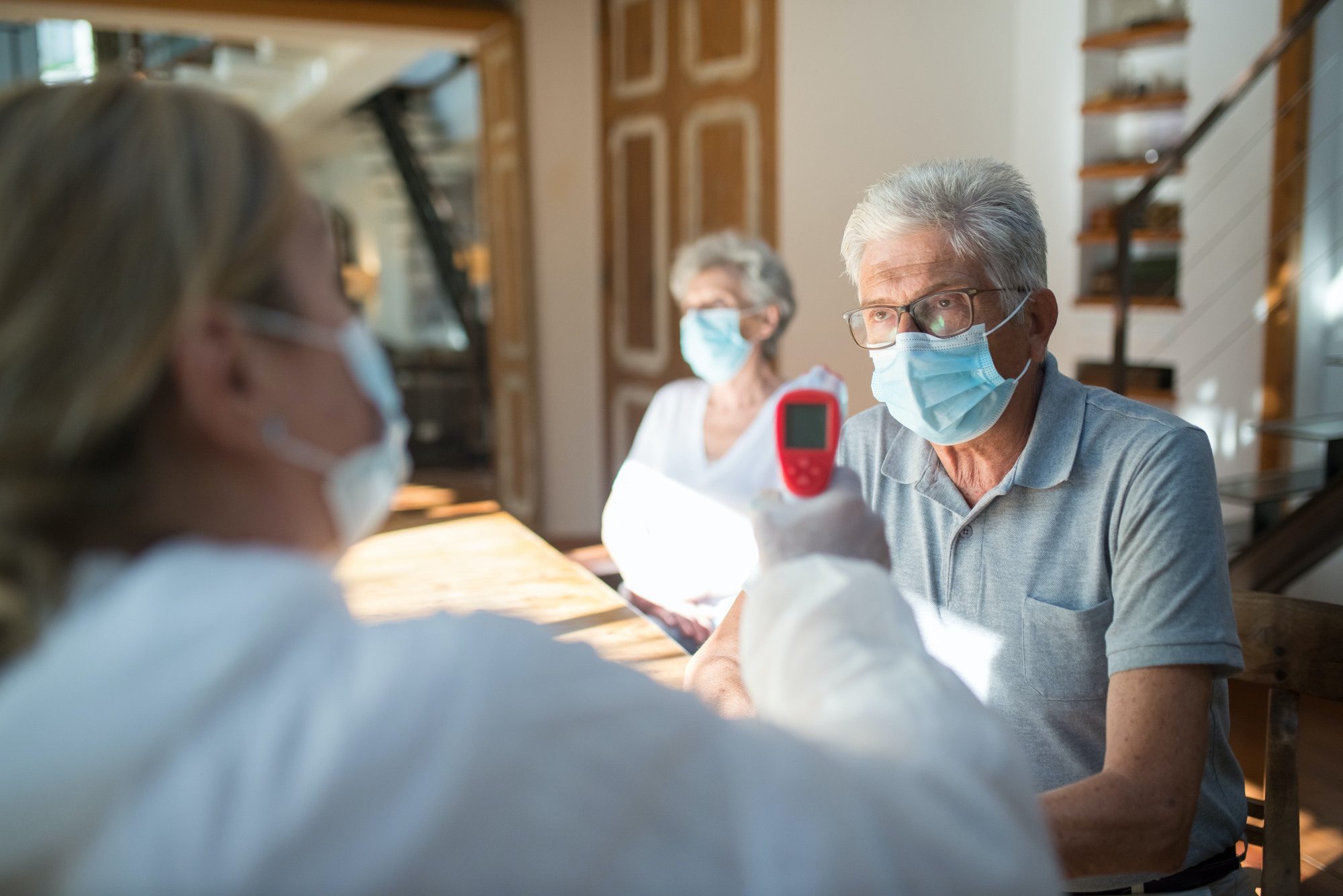 Un médecin prend la température d'un patient