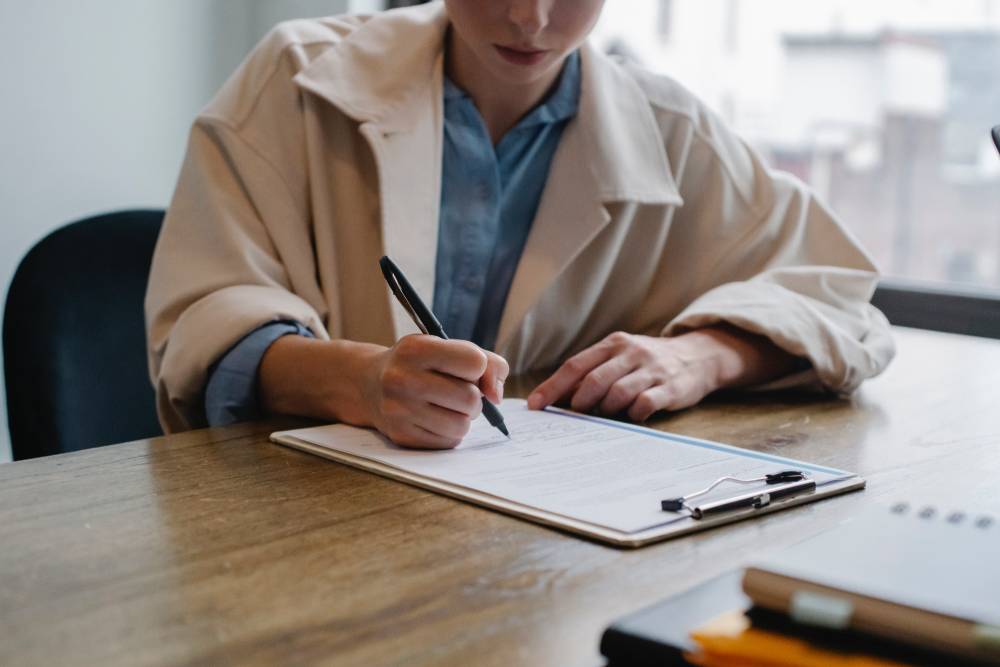 femme qui remplit un formulaire