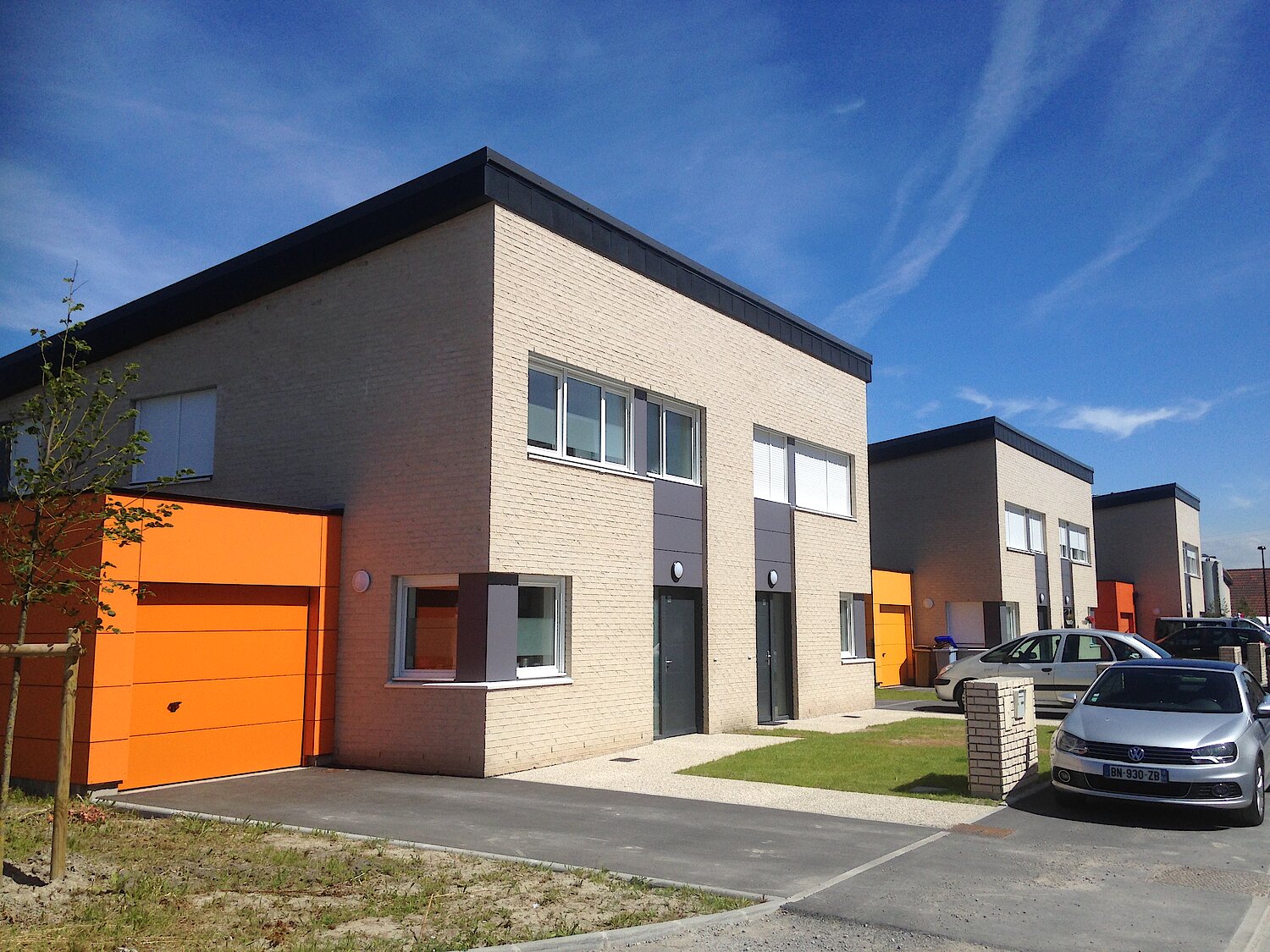 Vue sur maisons mitoyennes avec garage