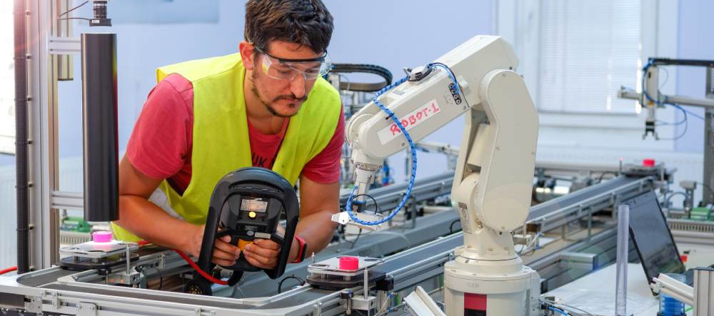 Un ingénieur travaillant sur un robot