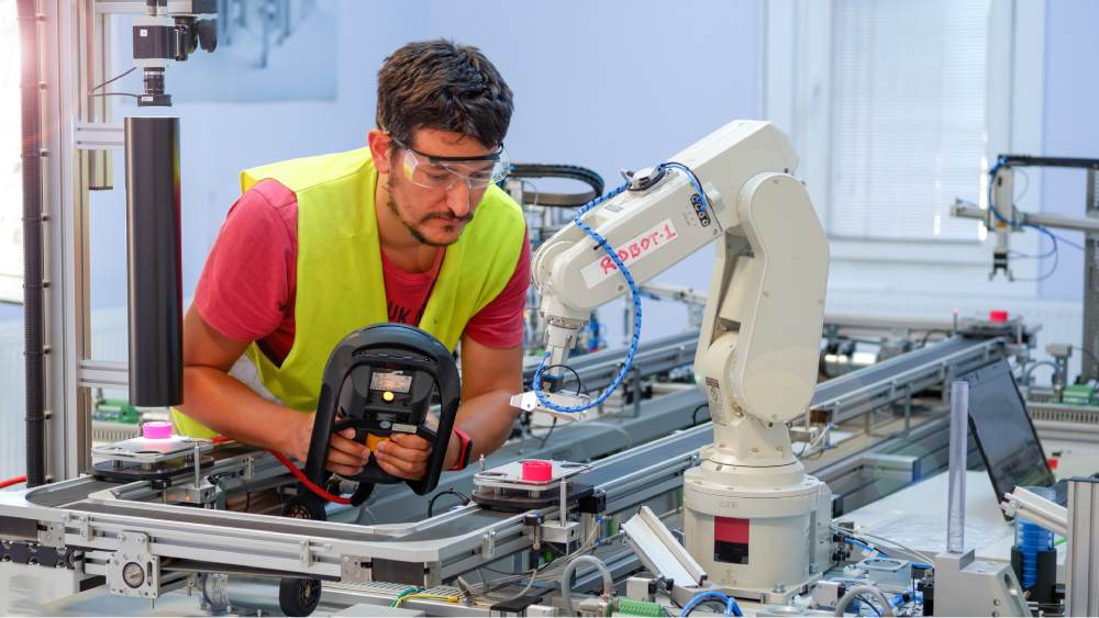 Un ingénieur travaillant sur un robot