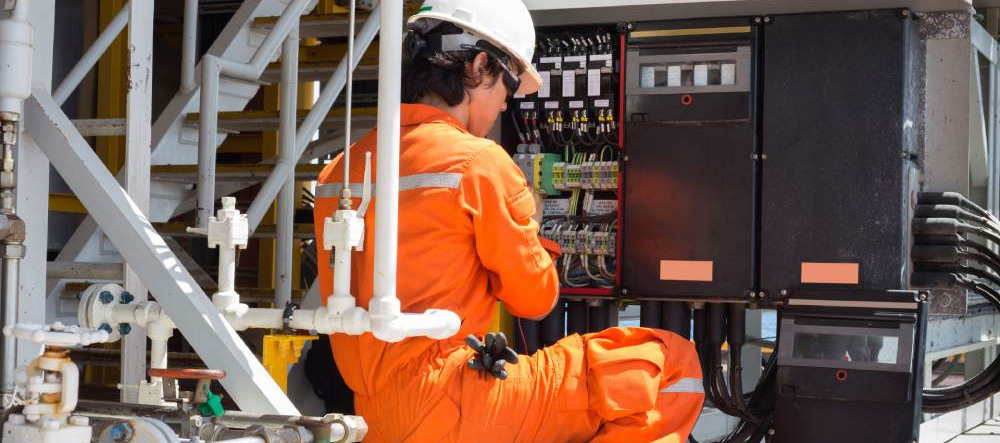 Une électromécanicienne en action