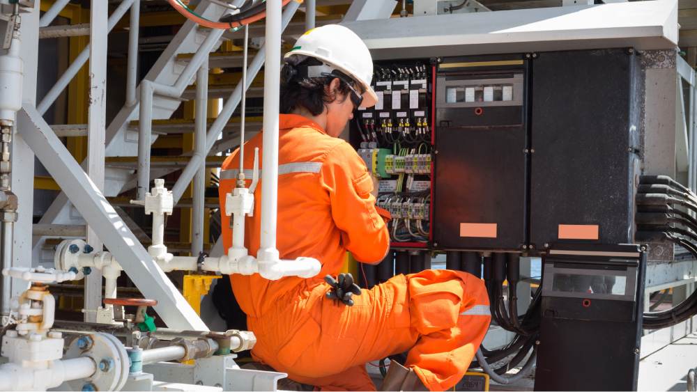 Une électromécanicienne en action