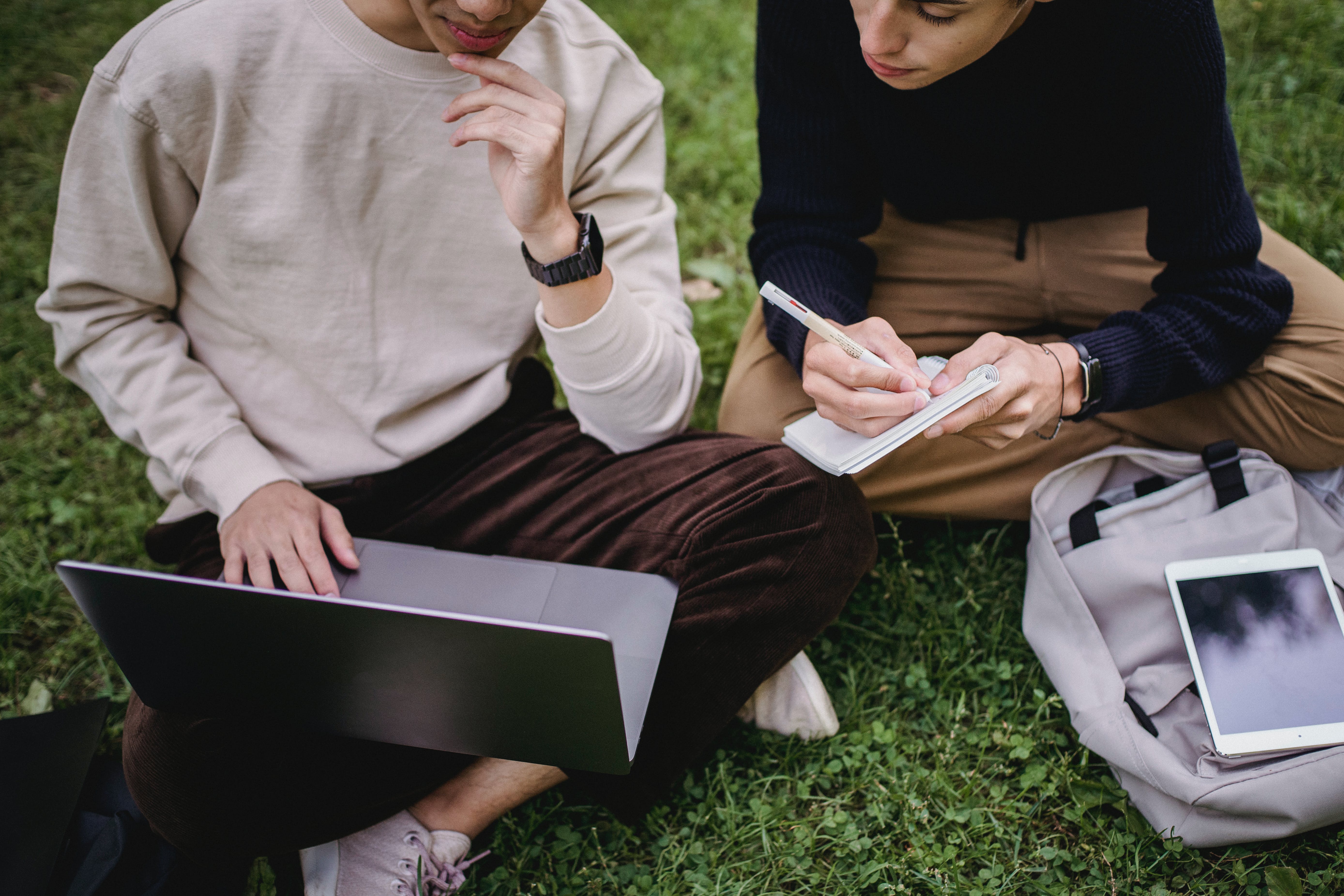 deux étudiants regardant un ordinateur