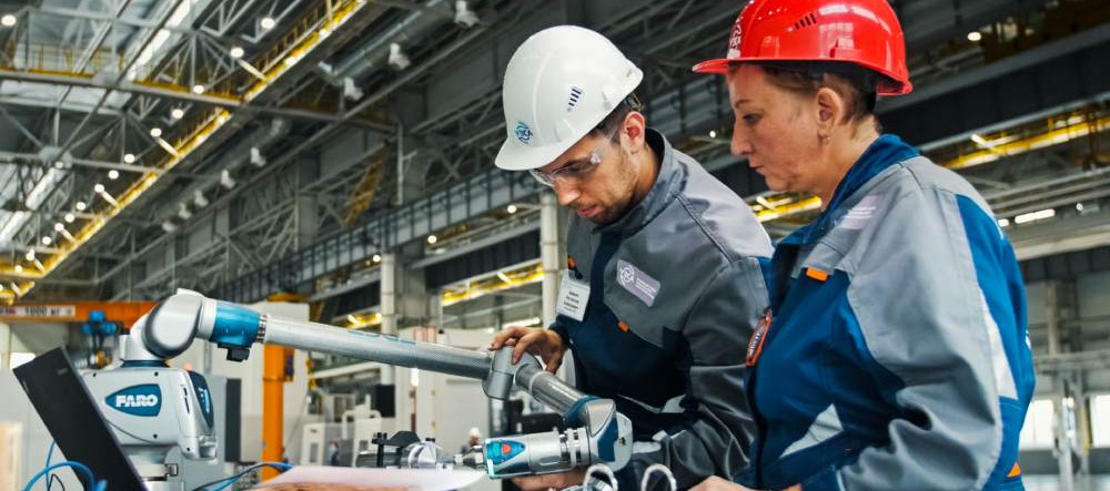 une pilote de ligne de production assistant un technicien