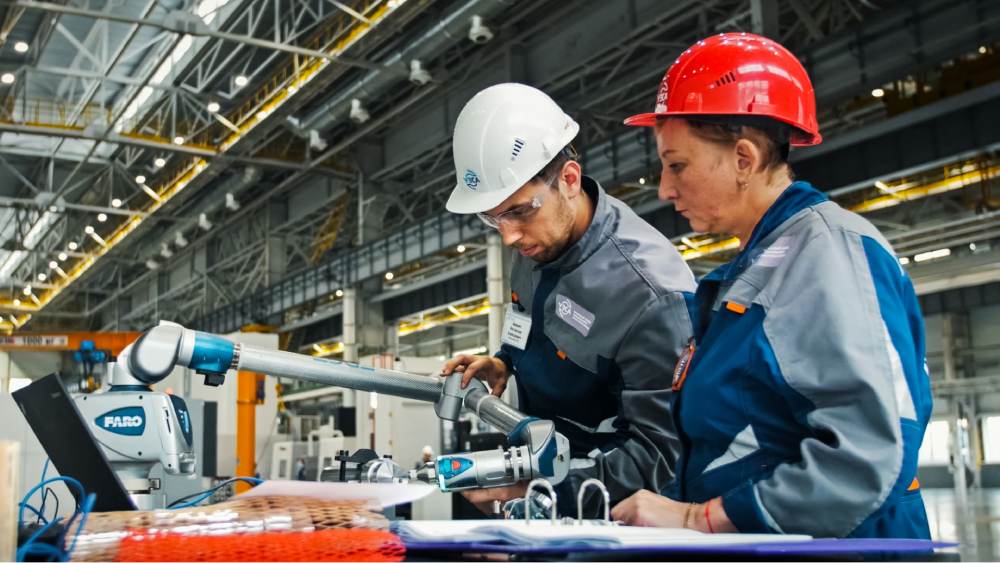 Une pilote de ligne de production assistant un technicien