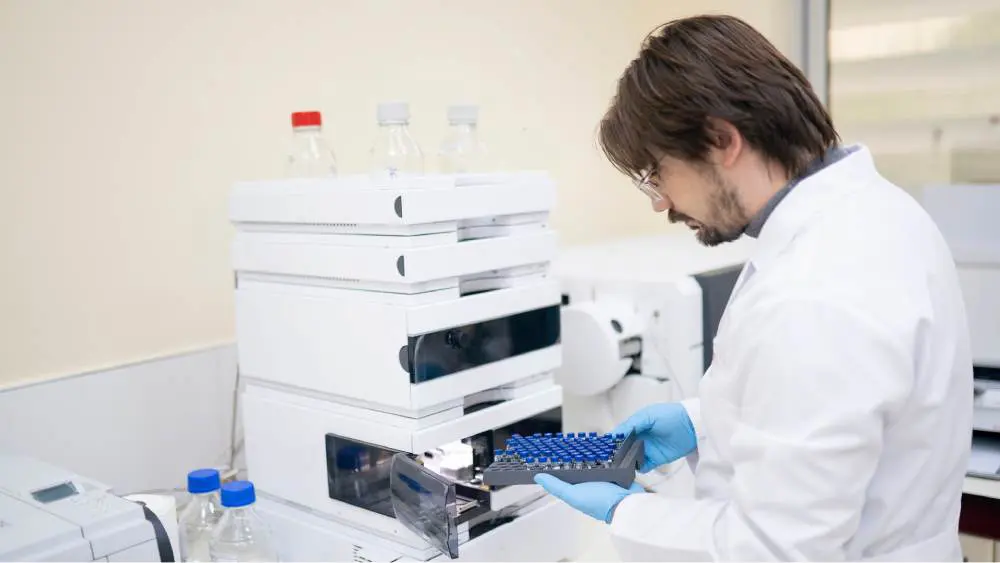 Technicien en train de tester un matériau
