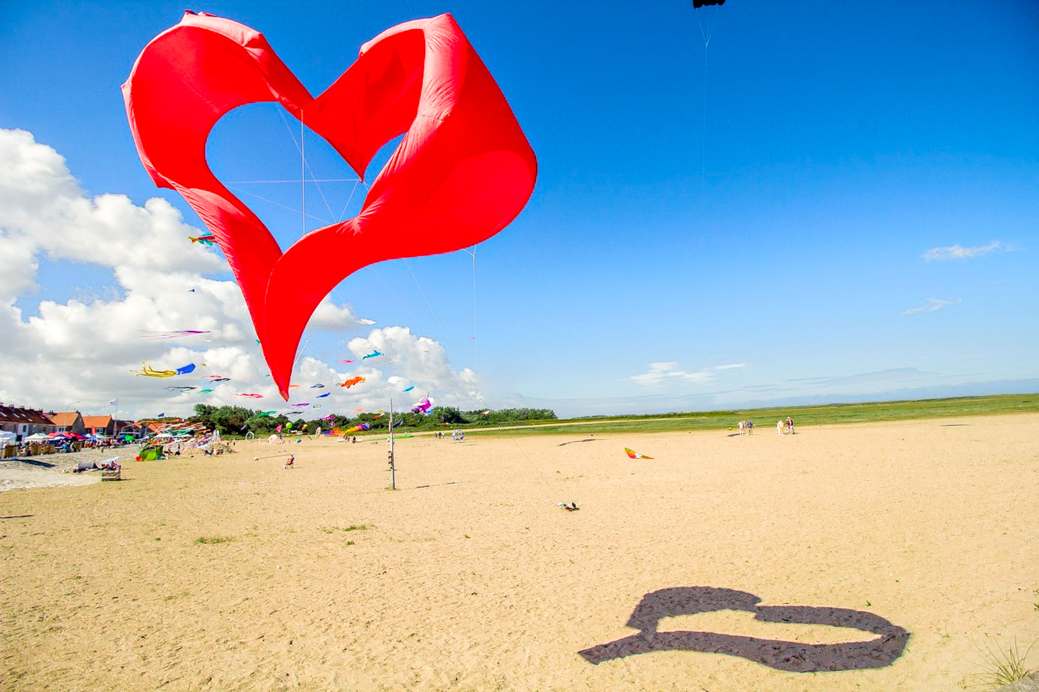 cerf-volant coeur rouge sur la plage