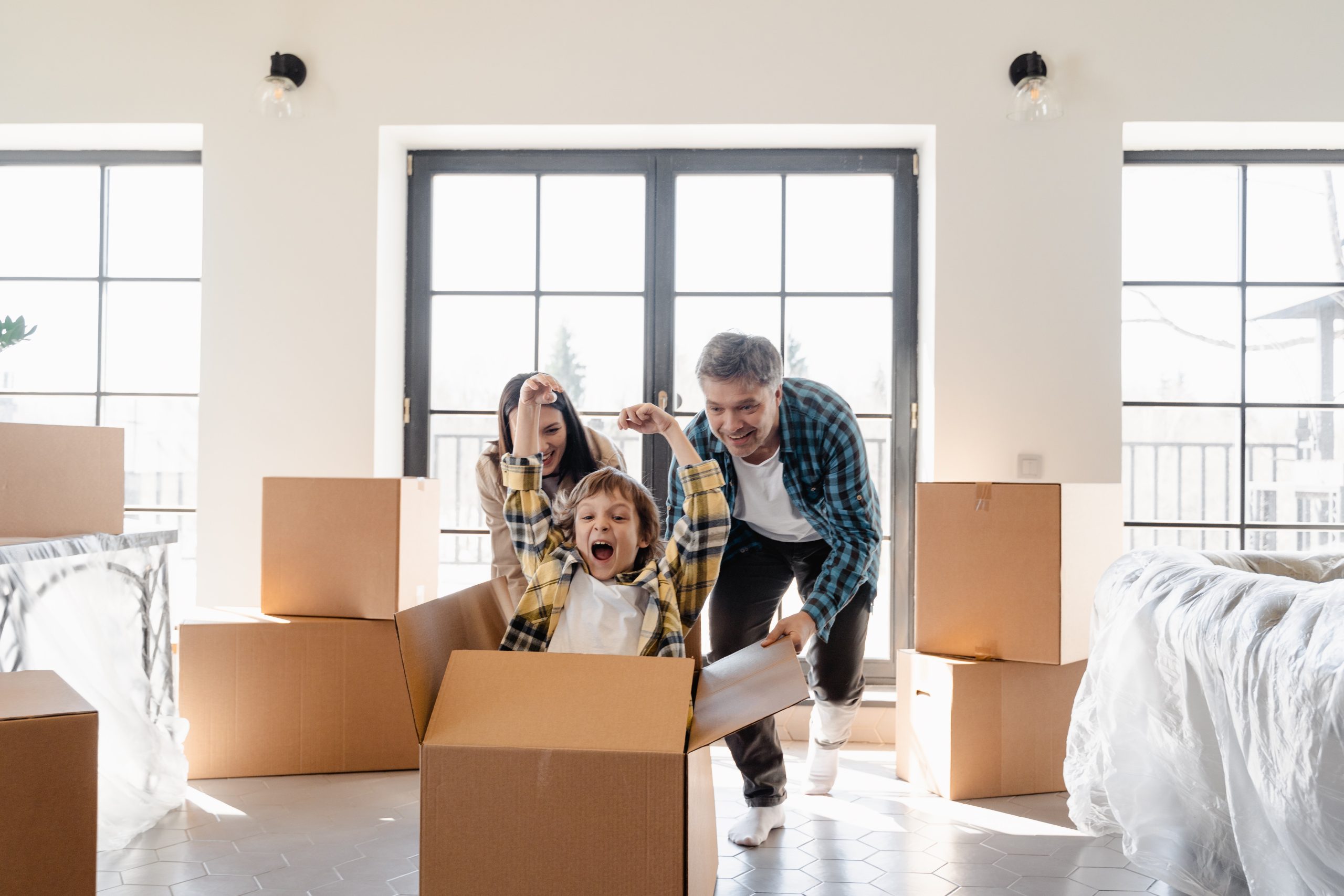 FAMILLE QUI EMMENAGE AVEC SES CARTONS