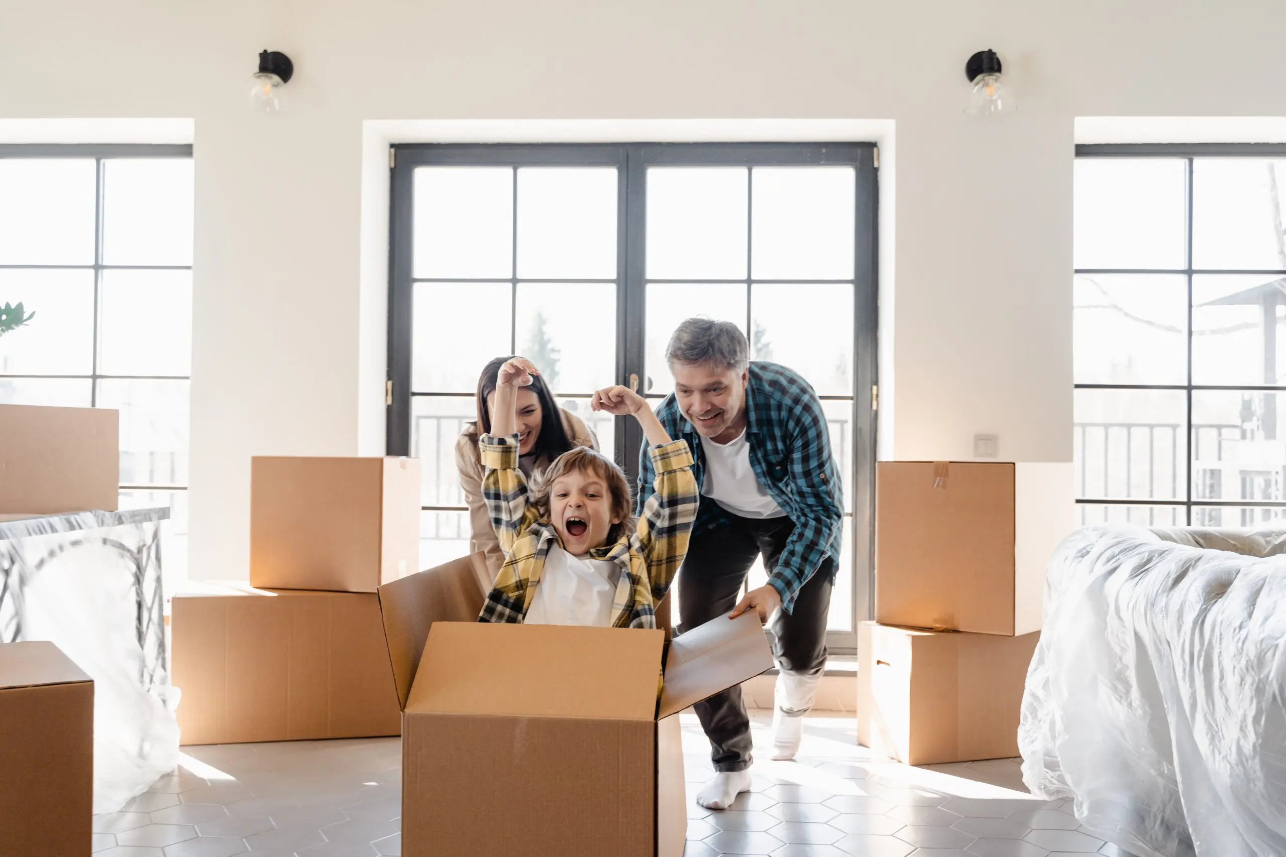 FAMILLE QUI EMMENAGE AVEC SES CARTONS