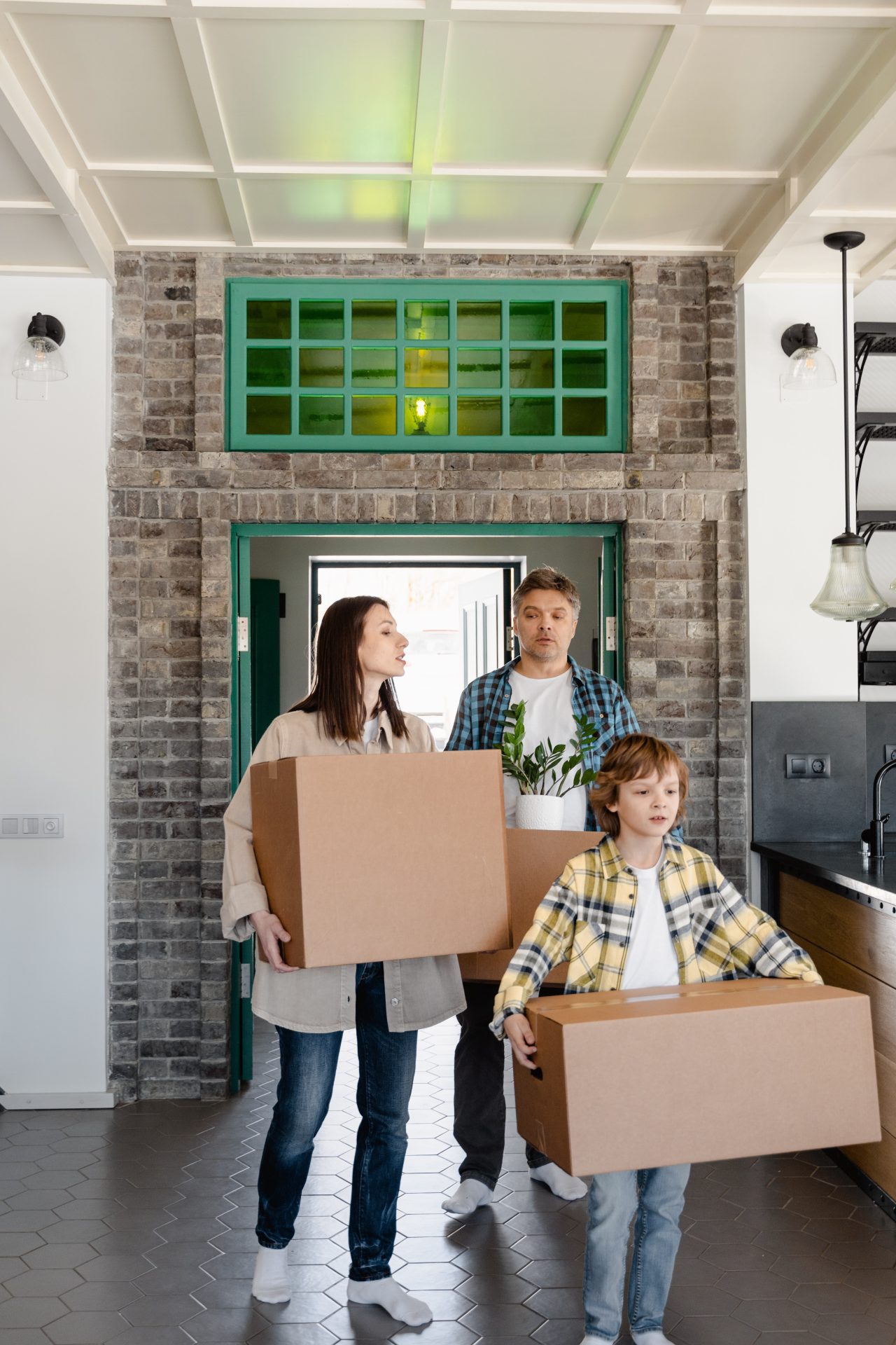 couple qui entre dans son nouveau domicile