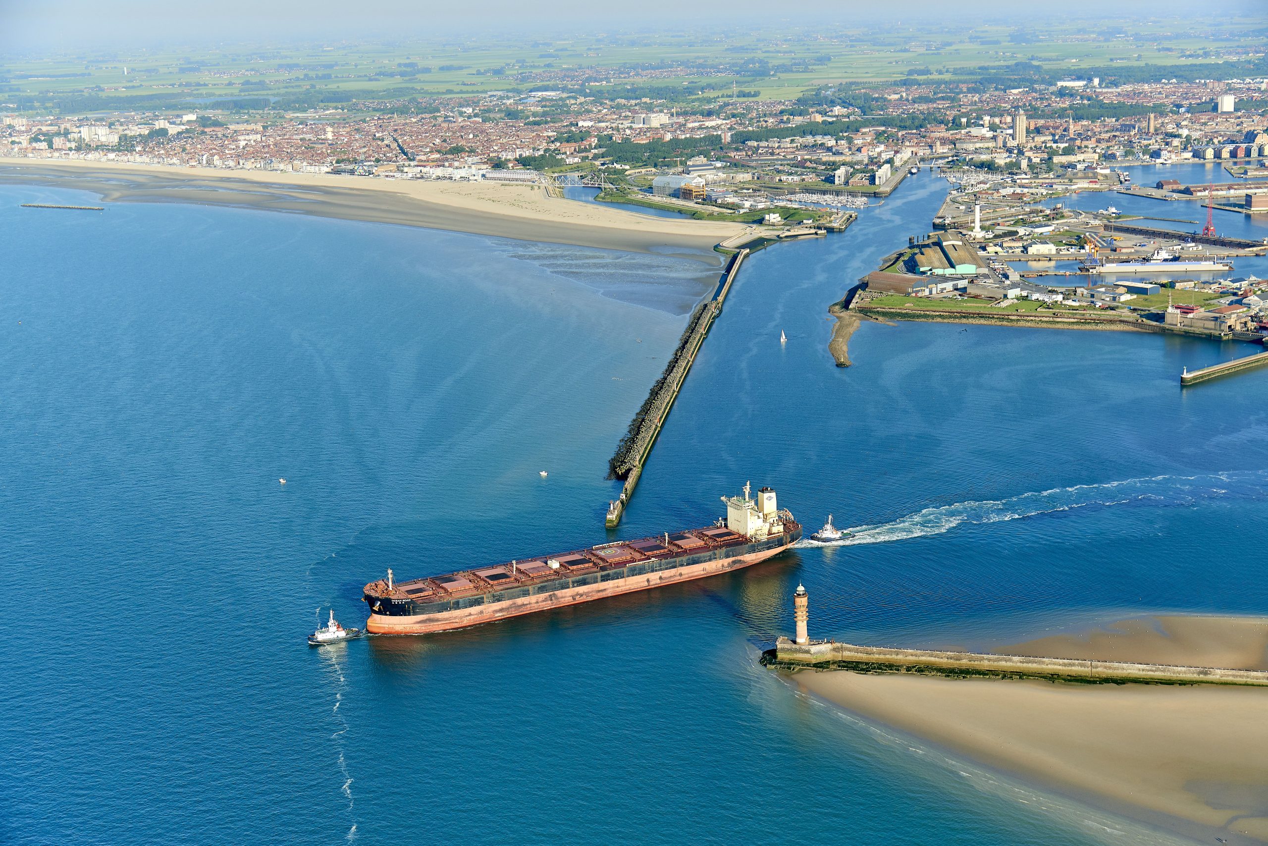 entrée port est avec cargo