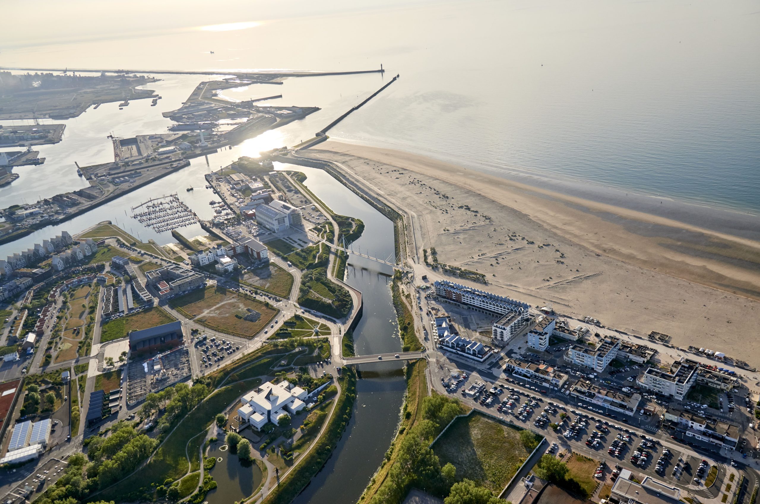 entrér port est de Dunkerque au coucher de soleil