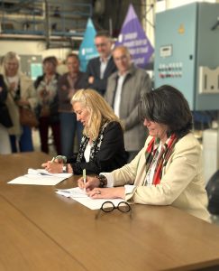 deux femmes signent un accord