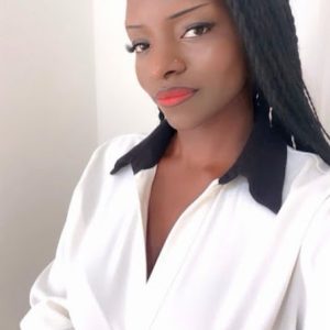 portait d'une femme de peau noire en chemisier blanc