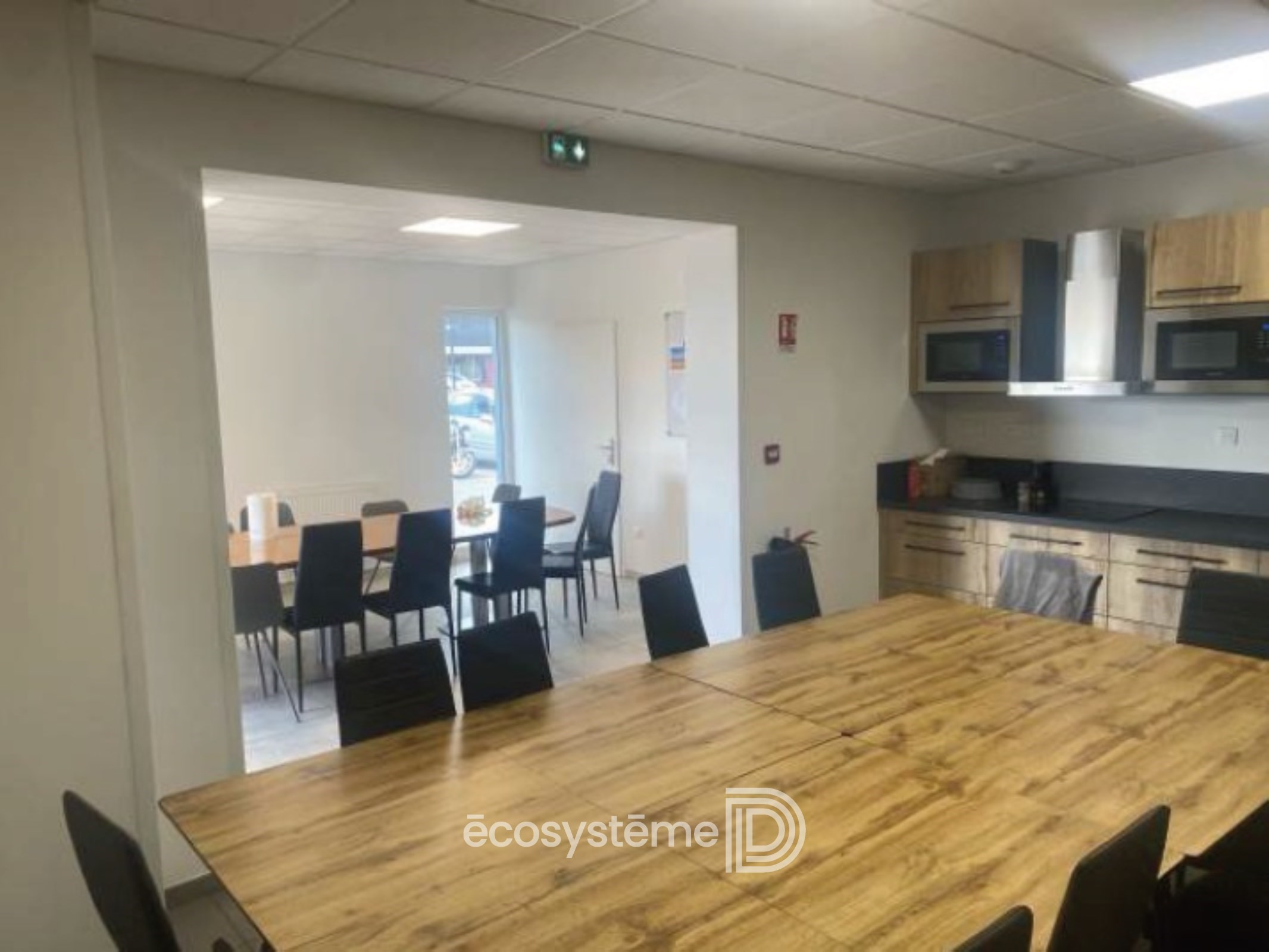 Industrial building with overhead cranes