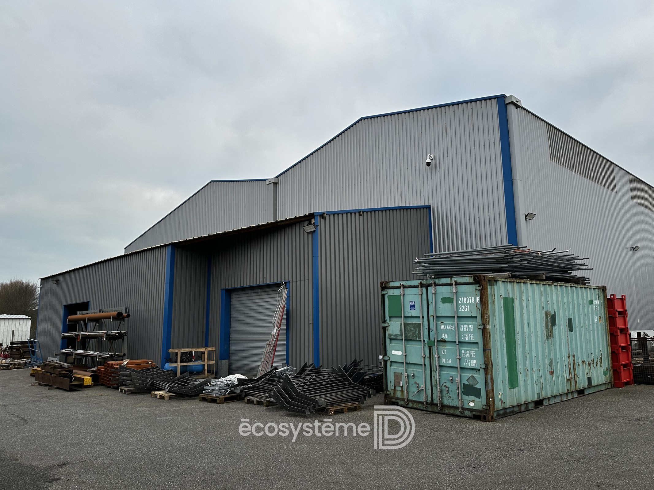 Industrial building with overhead cranes