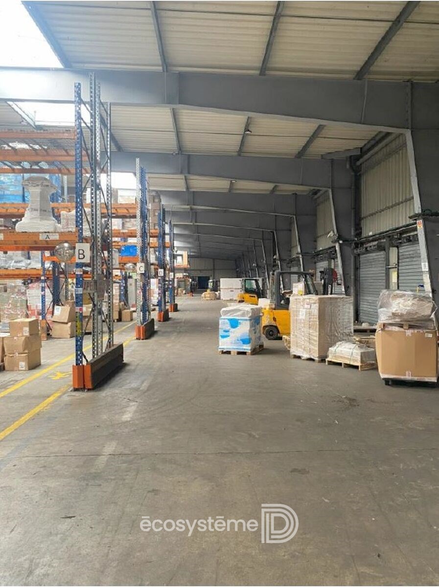 Motorway-side logistics warehouse