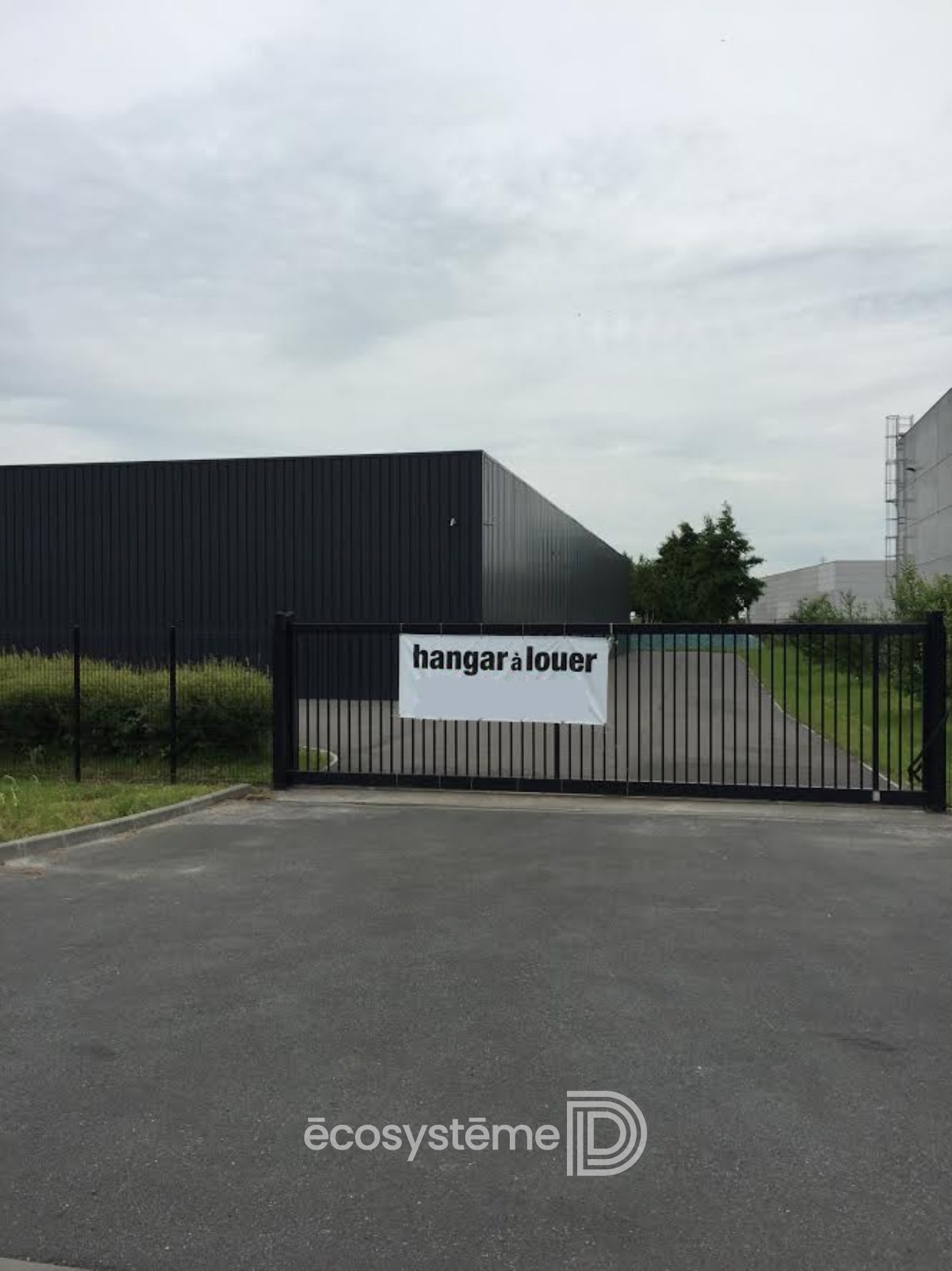 Bâtiment d&rsquo;activités en zone d&rsquo;activités