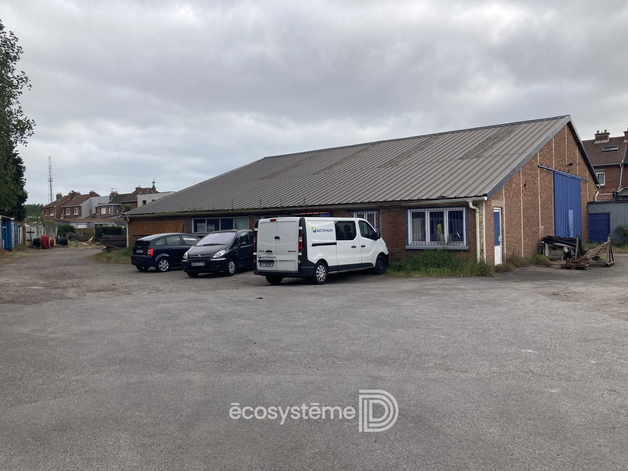Ensemble de locaux d&rsquo;activités et immeuble de bureaux