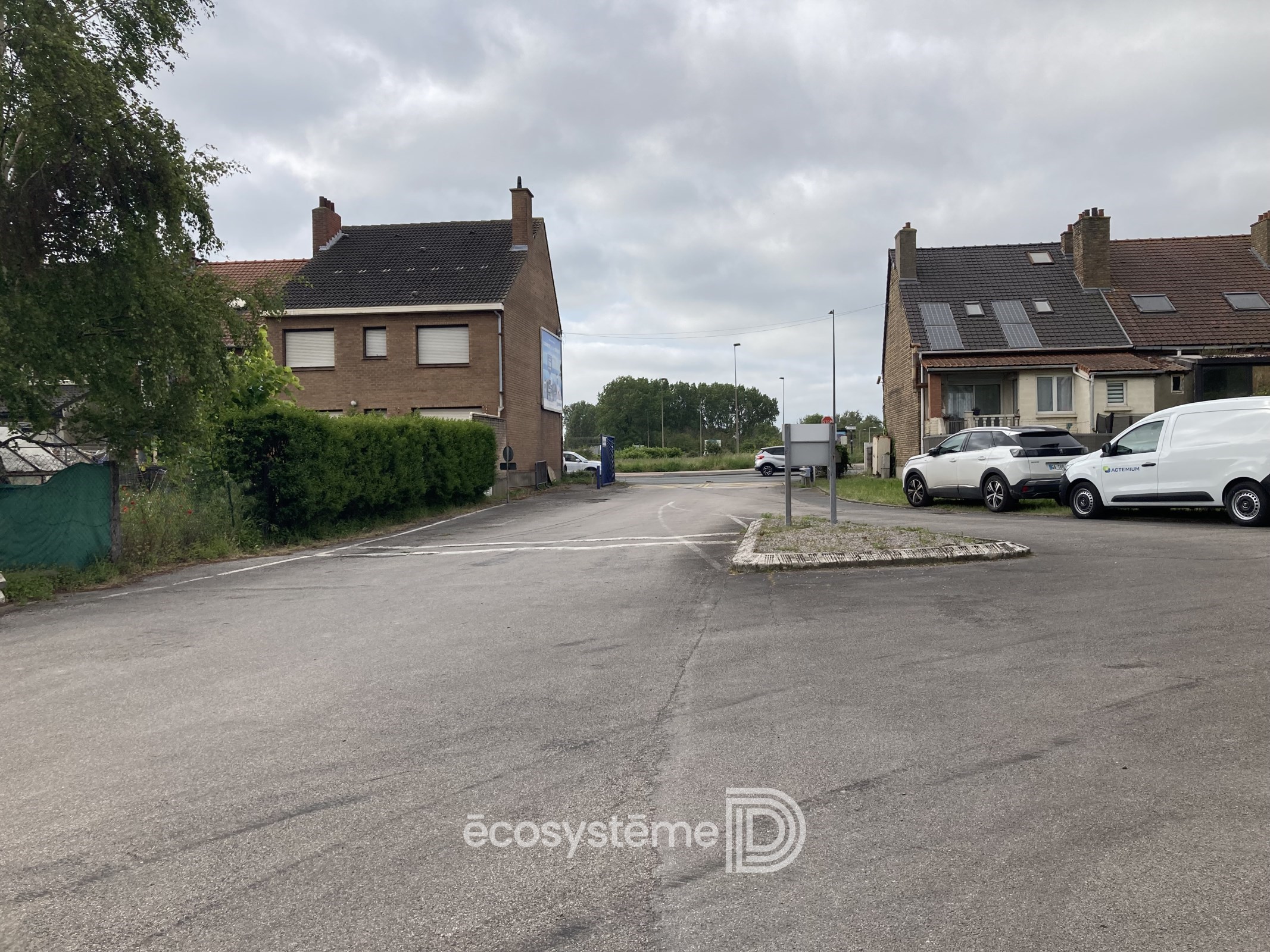 Ensemble de locaux d&rsquo;activités et immeuble de bureaux