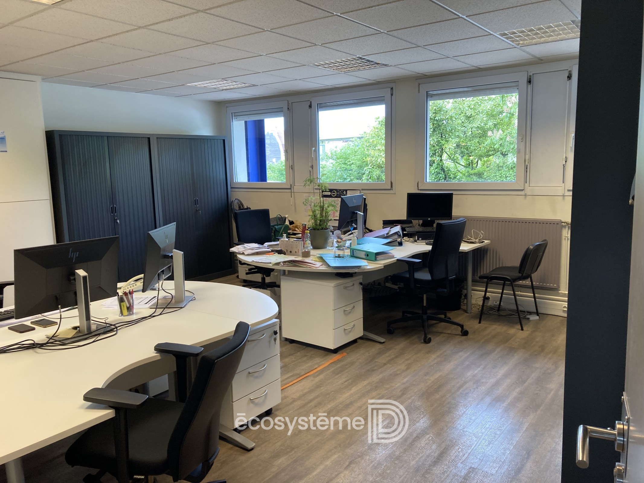 Ensemble de locaux d&rsquo;activités et immeuble de bureaux